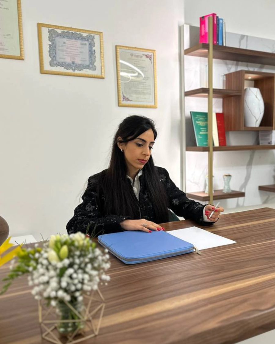 La Dr.ssa Francesca Coletta alla scrivania del suo studio ad Alliste