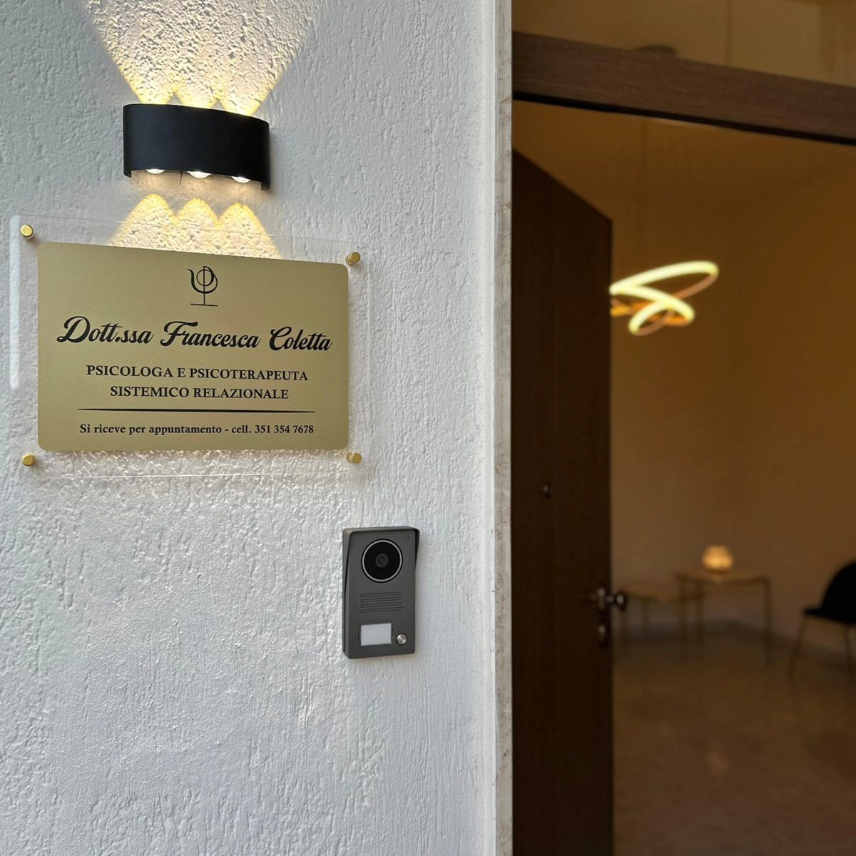 L'ingresso dello studio, con la targa della Dott.ssa Francesca Coletta